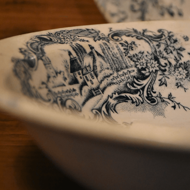 Ensemble de 4 Assiettes Anciennes en Porcelaine Opaque - 1 Grande et 3 Petites
