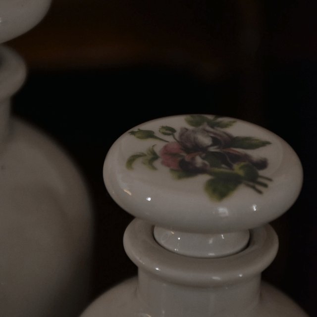 Ensemble de 2 Flacons en Porcelaine de Paris – Vintage en Très Bon État
