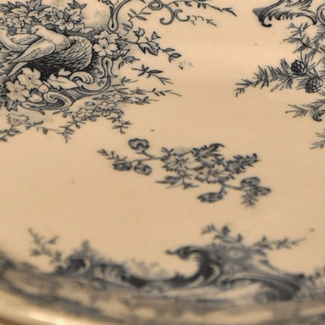 Ensemble de 4 Assiettes Anciennes en Porcelaine Opaque - 1 Grande et 3 Petites