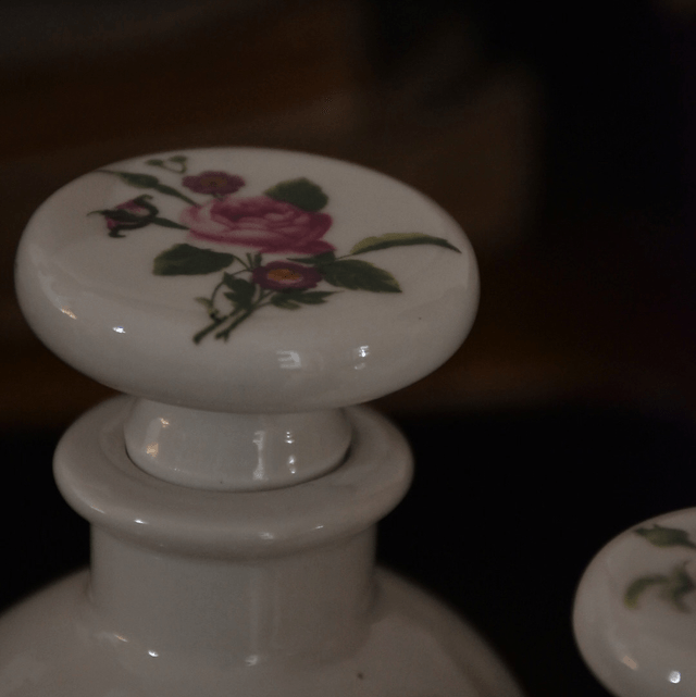 Ensemble de 2 Flacons en Porcelaine de Paris – Vintage en Très Bon État