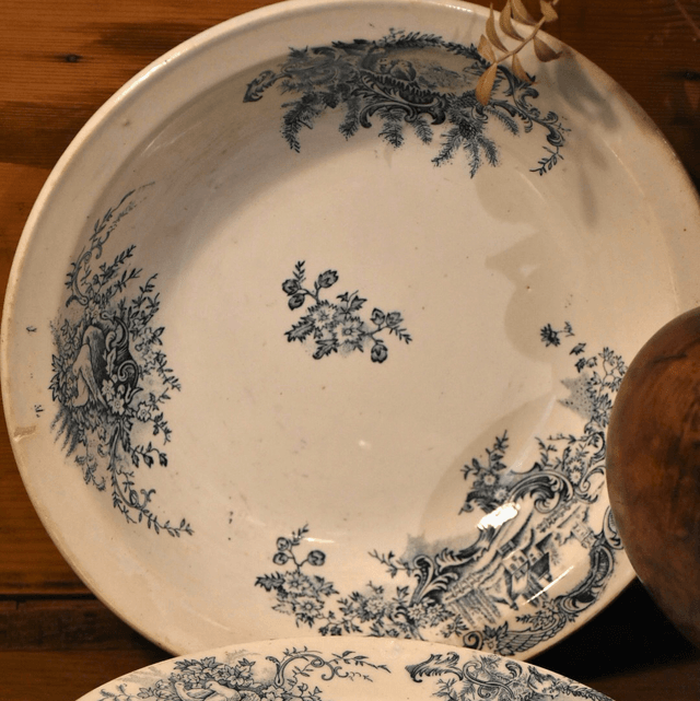 Ensemble de 4 Assiettes Anciennes en Porcelaine Opaque - 1 Grande et 3 Petites